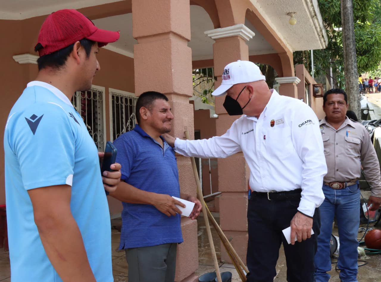 Dr. Pepe Cruz recorre colonias y supervisa entrega de apoyos a población damnificada en Pichucalco e Ixtacomitán.jpg