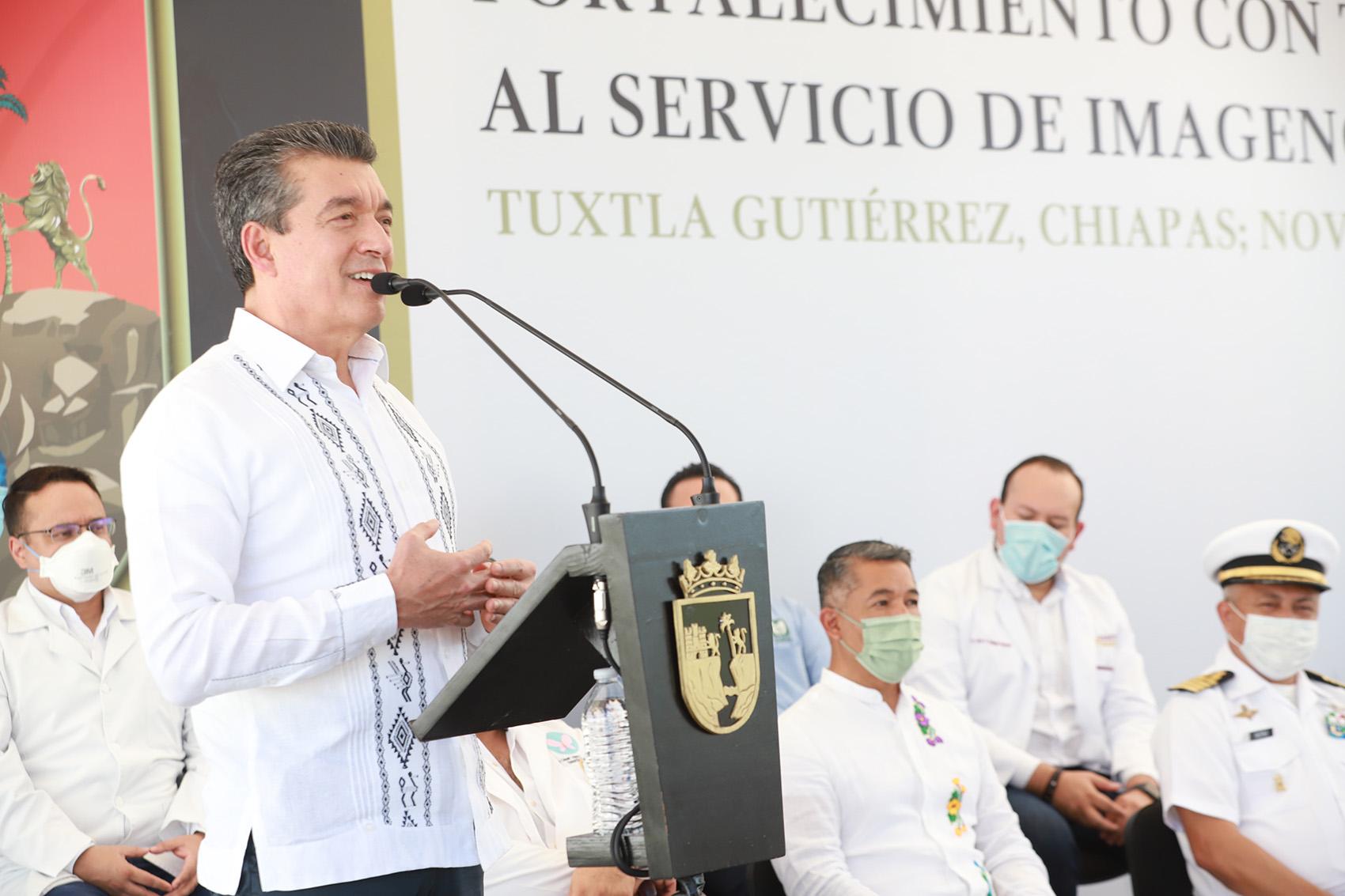 Entrega Rutilio Escandón salas de Rayos X a hospitales generales y básicos comunitarios.jpeg