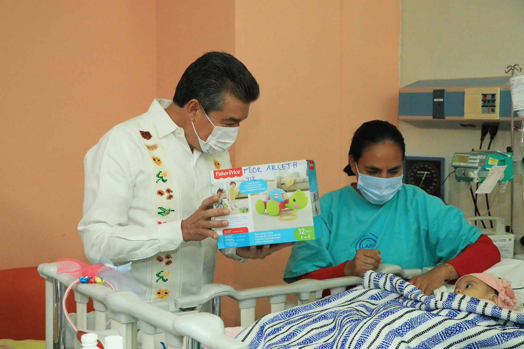 Rutilio Escandón celebra Día de la Niña y el Niño con pacientes del Hospital de Especialidades Pediátricas.gif
