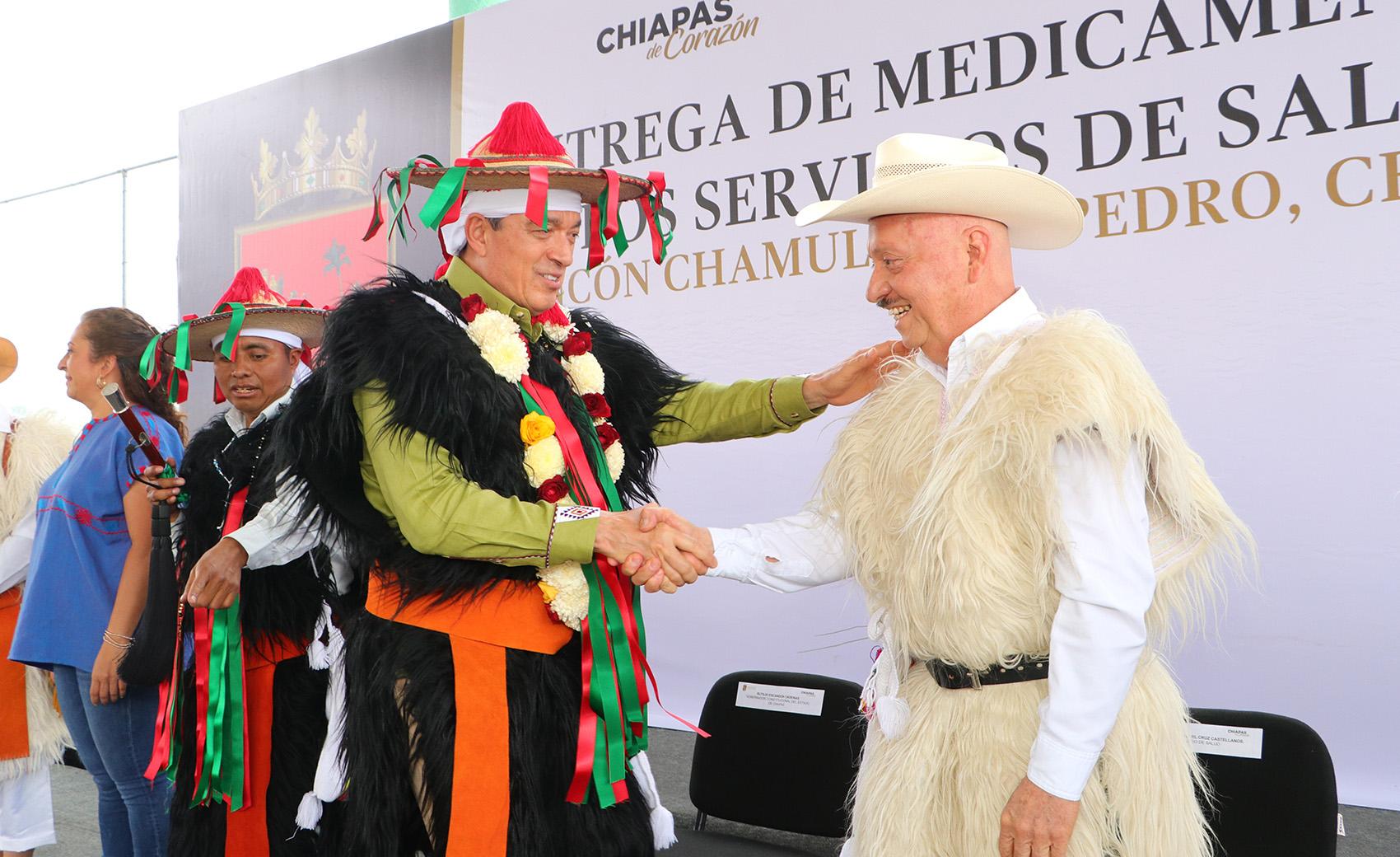 Rutilio Escandón entrega medicamentos, insumos y ambulancia a Casa de Salud de Rincón Chamula San Pedro.jpeg
