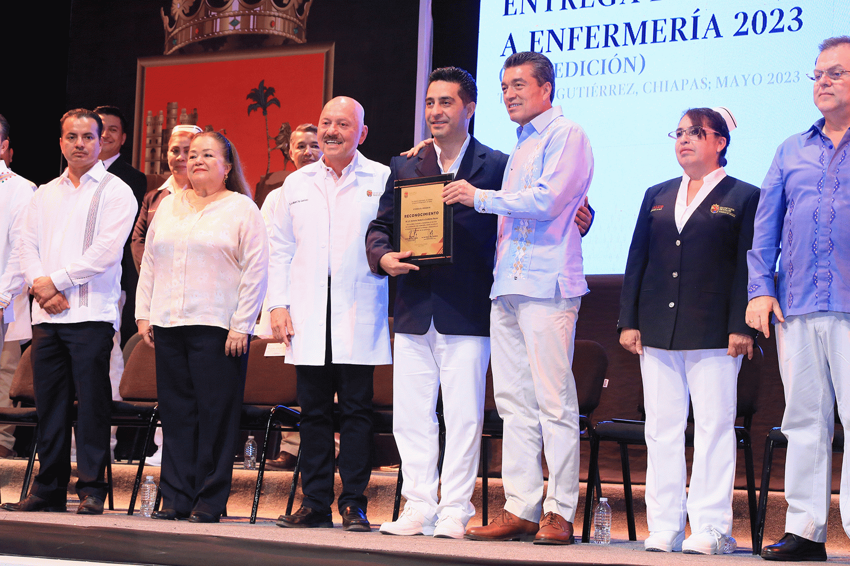 Rutilio Escandón entrega la Medalla al Mérito a Enfermería 2023 a Elías Ruiz Jiménez.gif