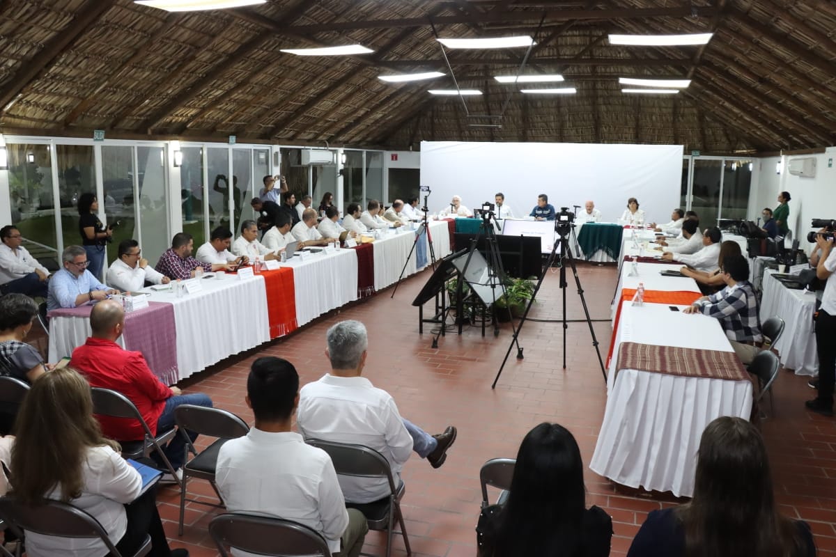 Rutilio Escandón y Zoé Robledo revisan resultados para implementación del modelo IMSS-Bienestar en Chiapas.jpg