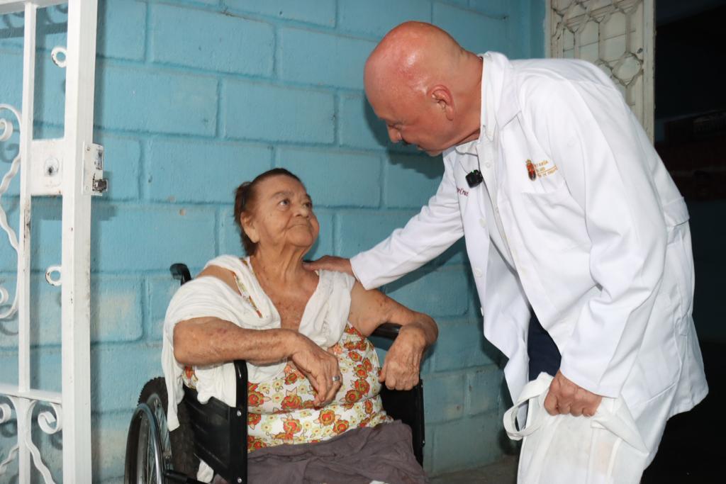 Dr. Pepe Cruz recorre casa a casa para escuchar y atender las demandas más sensibles de la población.jpg