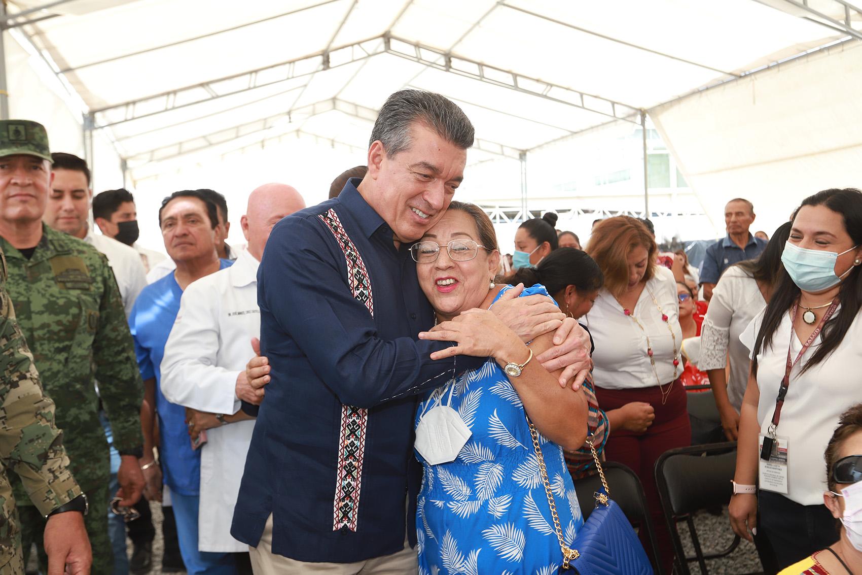 Encabeza Rutilio Escandón inicio de Campaña de Cirugía Ambulatoria de Cataratas 2023 Chiapas de Corazón.jpeg