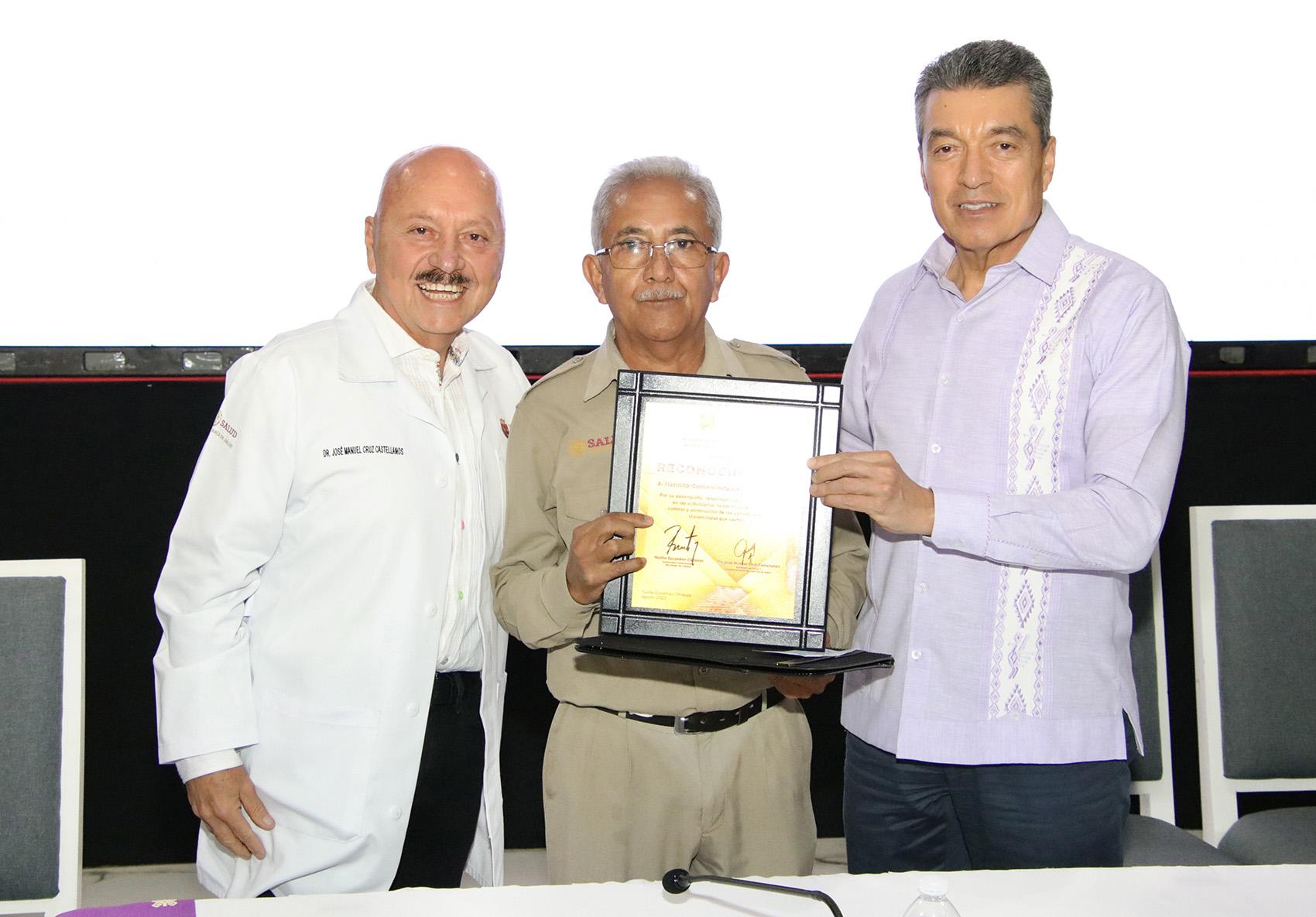 Reconoce Rutilio Escandón a personal de salud que combate al dengue casa por casa.jpeg