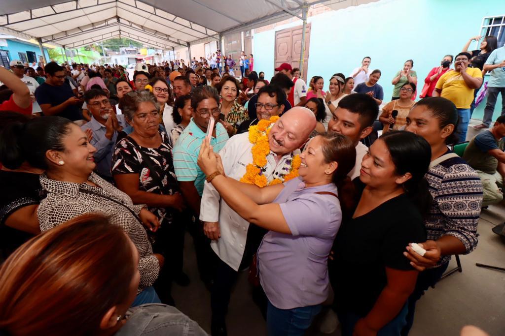 Un pueblo progresa y se transforma cuando se trabaja hombro a hombro con la gente.jpg