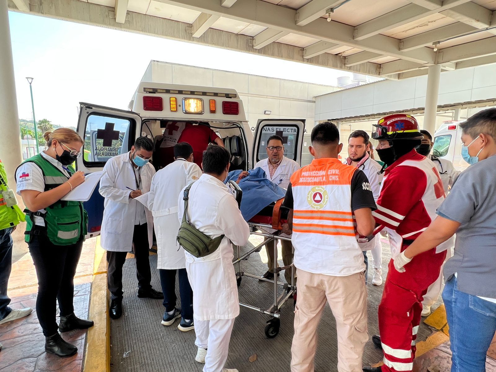 Personas lesionadas en accidente carretero Las Choapas-Ocozocoautla son atendidas en Hospital Gómez Maza.jpg