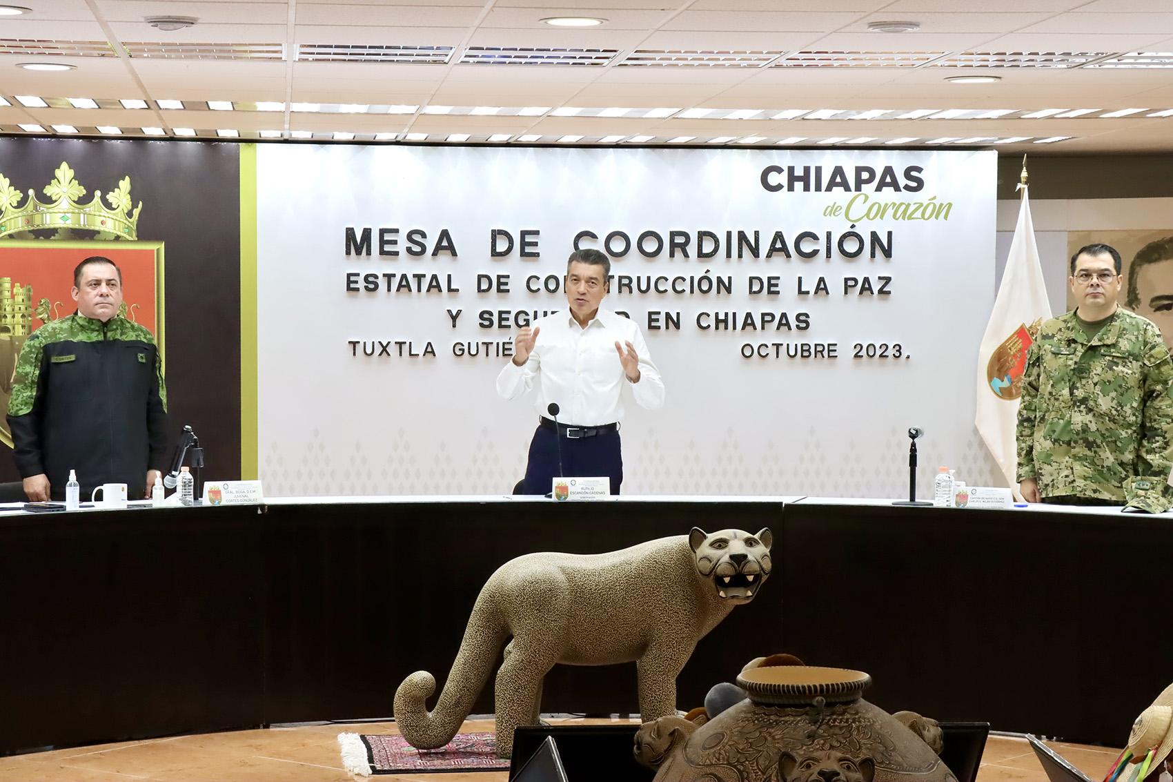 Rutilio Escandón felicita y reconoce al personal médico por su labor a favor de la salud del pueblo.jpeg