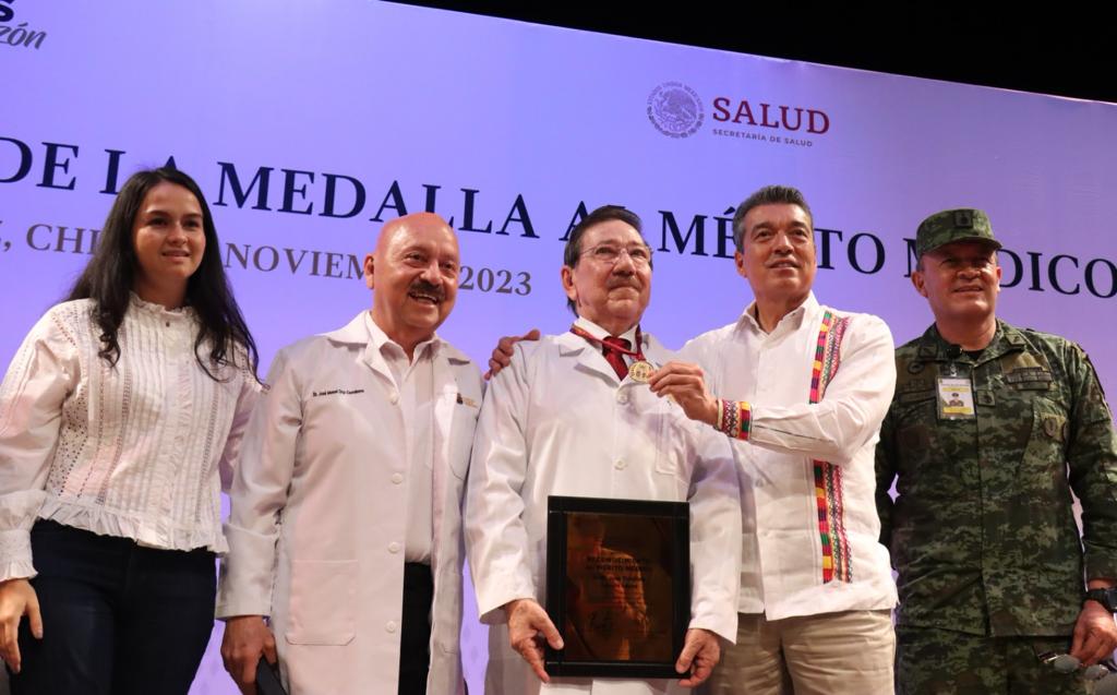 Entrega Rutilio Escandón la Medalla al Mérito Médico Chiapas 2023 al doctor José Trinidad Aceves.jpg