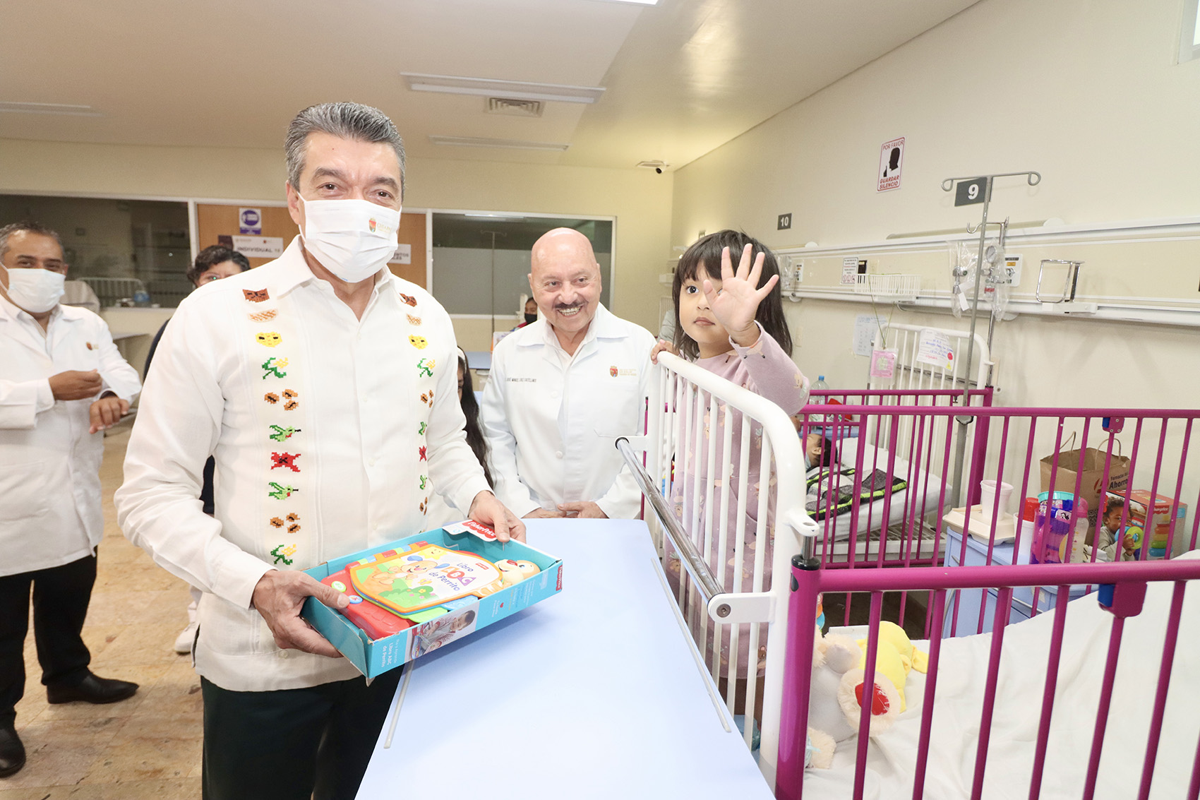 Rutilio Escandón entregó regalos y convivió con niñas y niños del área de Pediatría del Hospital Gómez Maza.png