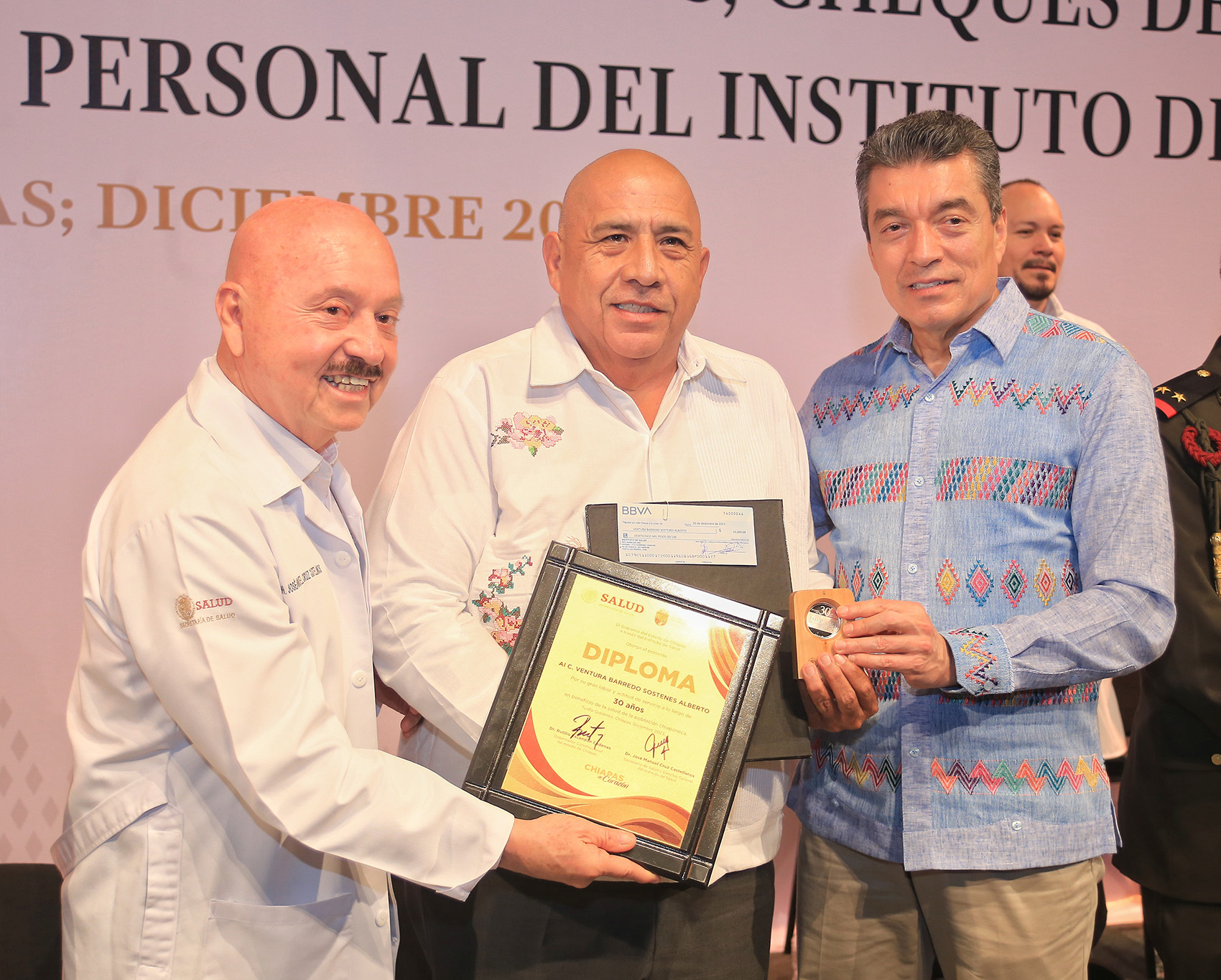 Entrega Rutilio Escandón medallas, estímulos y reconocimientos por antigüedad al personal de salud.png