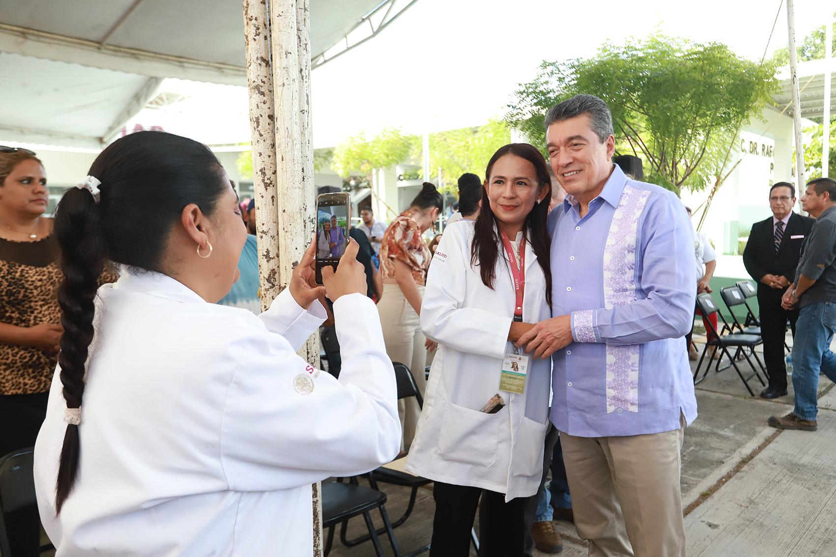 Entrega Rutilio Escandón la Clínica para la Atención Parto Humanizado para las mujeres de Pijijiapan.jpeg